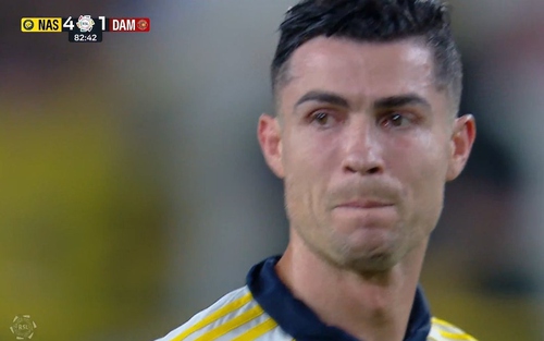 CẬN CẢNH Ronaldo bật khóc sau khi lập cú đúp trong ngày Al Nassr đăng quang Saudi Pro League