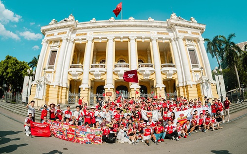 Bất chấp nắng nóng 40 độ, fan Arsenal ăn mừng chức vô địch hoành tráng tại Thủ đô
