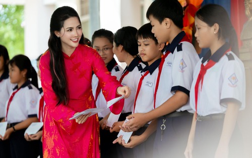 Hoa hậu Phan Thị Mơ về trường cũ, trao 30 triệu đồng giúp học sinh vượt khó
