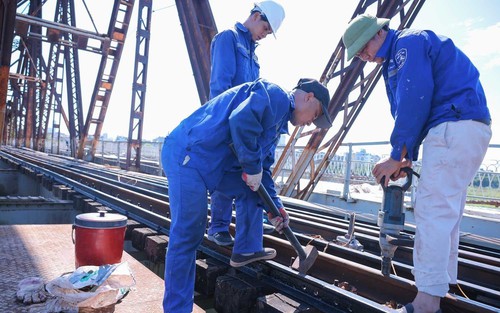 "Đội nắng 40 độ" gấp rút hoàn thiện sửa chữa cầu Long Biên