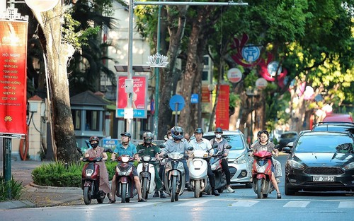 Người Hà Nội "chạy đua" với nắng Hè
