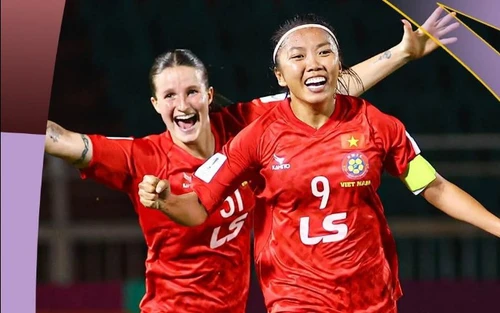 Huỳnh Như và Thùy Trang đá luân lưu thành công để giúp đội nhà giành chức vô địch