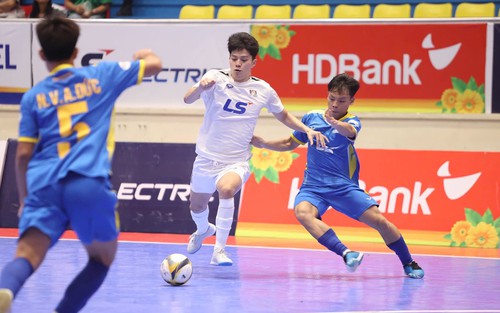 Tin nóng bóng đá Việt Nam hôm nay 30/5: U19 Việt Nam tập buổi đầu tại Indonesia; Thái Sơn Bắc chiếm ngôi đầu giải futsal VĐQG