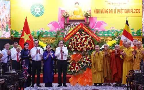 Chủ tịch Quốc hội thăm, chúc mừng Phó Pháp chủ Giáo hội Phật giáo Việt Nam