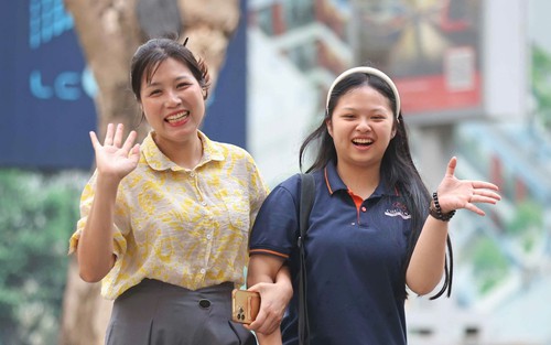 Thí sinh bước vào môn thi đầu tiên Kỳ thi tuyển sinh lớp 10 công lập Hà Nội