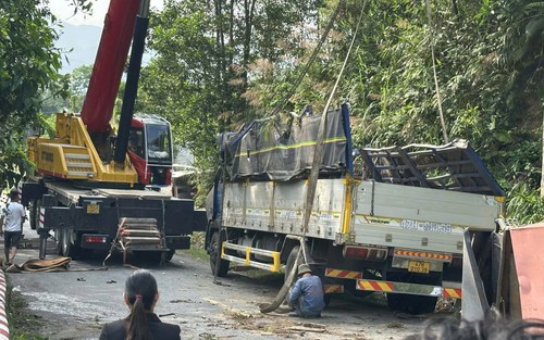 Quảng Ngãi: Lật xe tải ở chân đèo Violak khiến 3 người thương vong