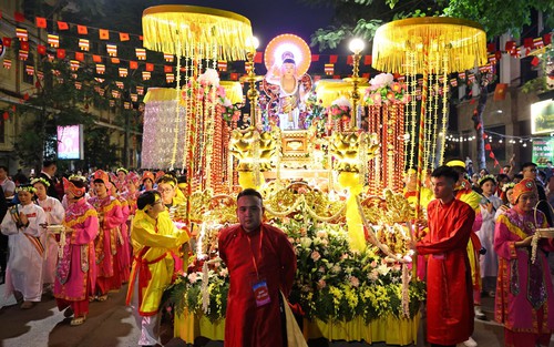 Lễ cung rước Xá lợi Phật mừng Đại lễ Phật đản ở Hà Nội