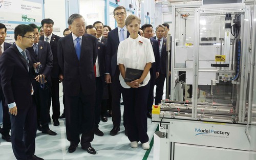 Tổng Bí thư, Chủ tịch nước thăm nhà máy mẫu với công nghệ tiên tiến của Singapore