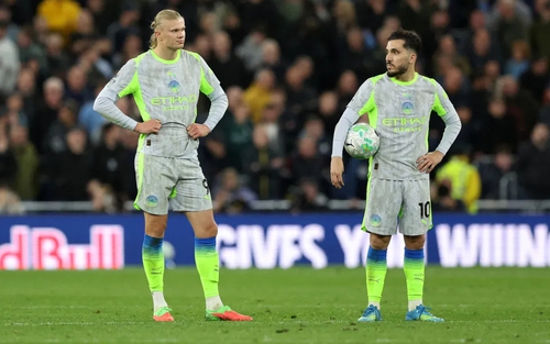 CĐV Arsenal châm chọc Guardiola khi Man City mất quyền tự quyết trong cuộc đua vô địch
