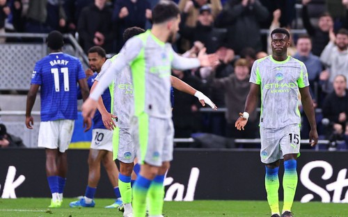 Man City mất Premier League vì “khoảnh khắc Gerrard” của Guehi?