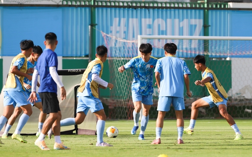 HLV Roland: 'Cầu thủ U17 Việt Nam đang tự tin'
