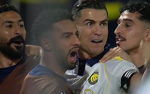 Ronaldo tiến sát mốc 1000 bàn trong ngày 'đàn em' lập hat-trick