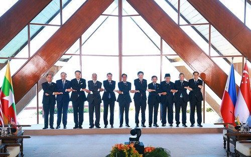 Thủ tướng dự Phiên họp hẹp Hội nghị Cấp cao ASEAN lần thứ 48