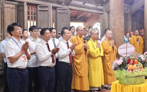 Lễ hội chùa Bút Tháp (Bắc Ninh) thu hút đông đảo người dân tham dự