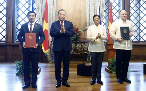 Tổng Bí thư, Chủ tịch nước Tô Lâm và Tổng thống Philippines chứng kiến trao văn kiện hợp tác giữa hai nước