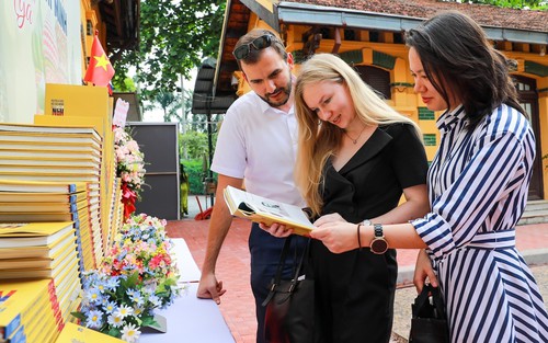 Triển lãm ảnh và ra mắt sách kỷ niệm 115 năm ngày Bác Hồ ra đi tìm đường cứu nước