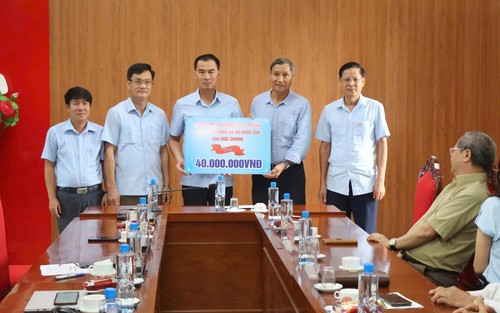 HLV Mai Đức Chung dùng tiền thưởng làm từ thiện