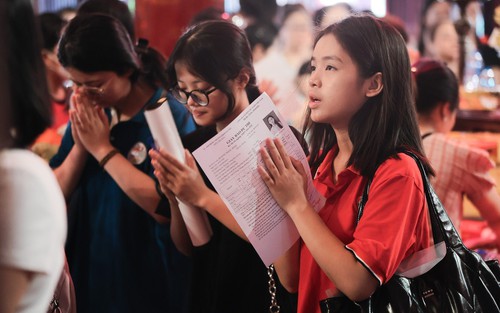 Sĩ tử thành kính hướng về cội nguồn tri thức trước Kỳ thi tốt nghiệp THPT năm 2026
