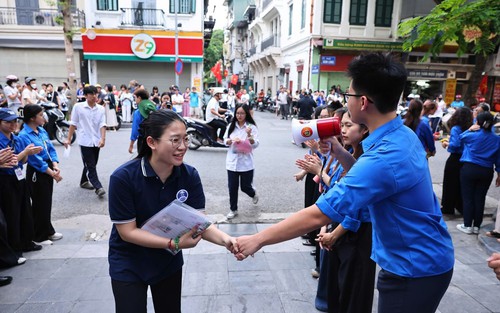 Thanh niên tình nguyện Thủ đô hỗ trợ thí sinh thi tốt nghiệp THPT năm 2026