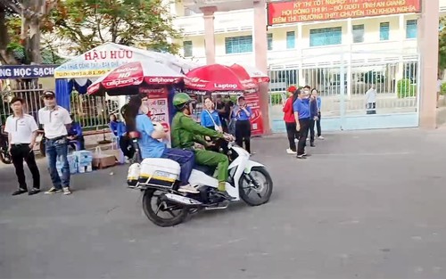 Chiến sĩ công an chở thí sinh ngủ quên đến điểm thi