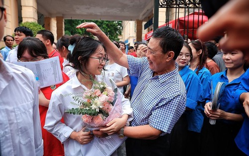 Thí sinh phấn khởi hoàn thành ngày thi đầu tiên kỳ thi tốt nghiệp THPT năm 2026