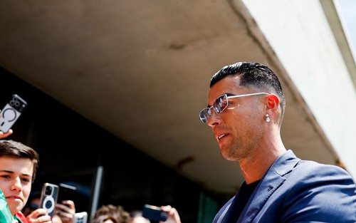 Ronaldo gây sốt khi đeo khuyên tai kim cương tới World Cup 2026