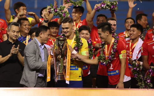 HLV Phùng Thanh Phương hết lời khen thủ môn Patrik Lê Giang