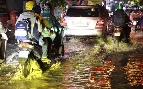 Mưa lớn đúng giờ tan tầm, nhiều tuyến đường ở TP. Hồ Chí Minh ngập