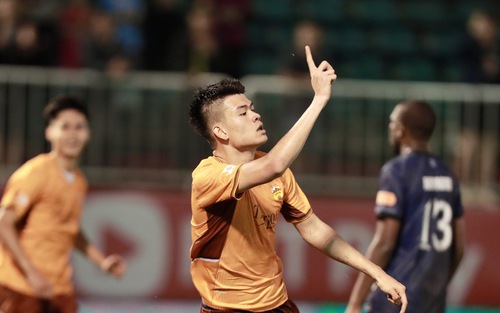 HLV Kim Sang Sik 'thưởng' lớn cho trung vệ 19 tuổi
