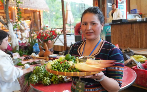 Liên hoan văn hóa cồng chiêng và ẩm thực dưới chân núi Lang Biang