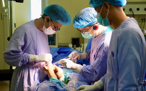 Bệnh viện K thay khớp tăng trưởng nhân tạo cứu chân bé trai 6 tuổi bị ung thư xương