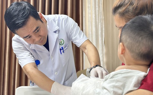 Nối thành công bàn tay gần đứt rời cho bé trai 22 tháng tuổi