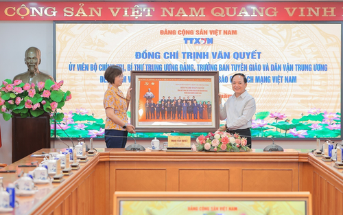 Trưởng ban Tuyên giáo và Dân vận Trung ương: TTXVN phát huy vai trò cơ quan truyền thông chủ lực đa phương tiện, dẫn nguồn thông tin