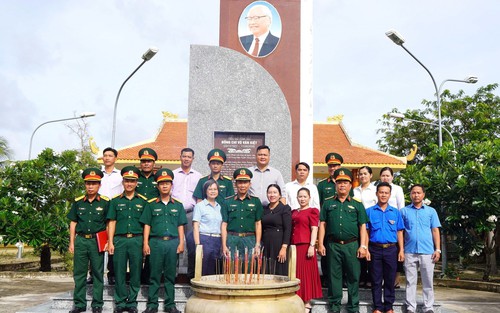 Dâng hương tưởng nhớ Thủ tướng Võ Văn Kiệt