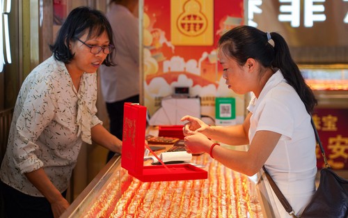 Giá vàng lao dốc sau khi Fed phát tín hiệu cứng rắn