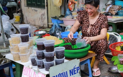 Hà Nội nhộn nhịp chợ tết Đoan Ngọ