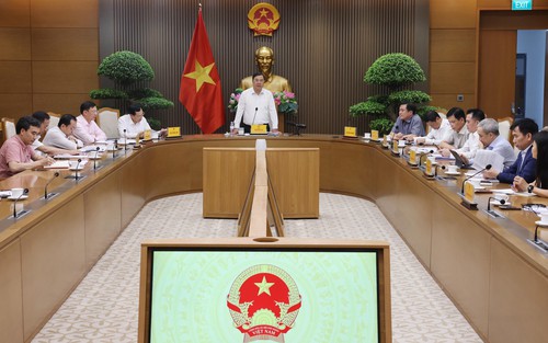 Phó Thủ tướng Thường trực Phạm Gia Túc họp về triển khai, phân phối xăng E10
