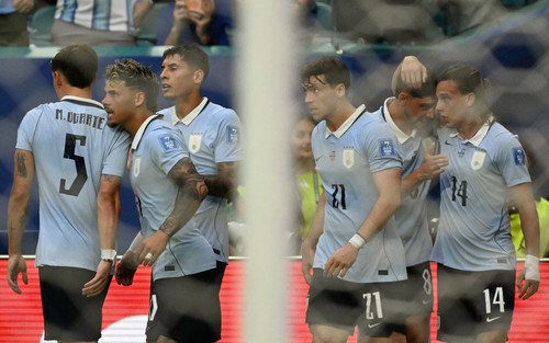 Sao Uruguay gây tranh cãi vì hành động thiếu fair-play trước Cape Verde
