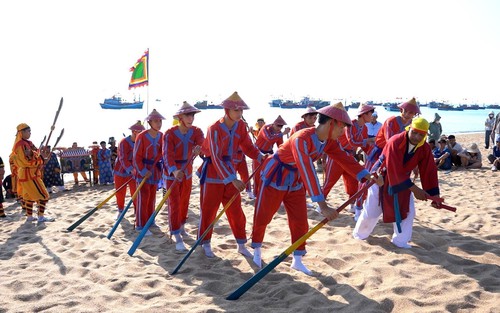 Đánh thức tiềm năng du lịch làng biển