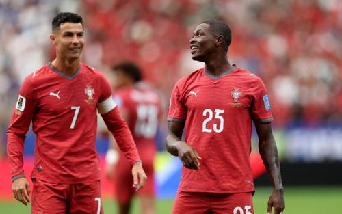 Ronaldo tiết lộ nhường đàn em đá phạt để lừa thủ môn, được Henry khen ngợi về 'tinh thần đồng đội'
