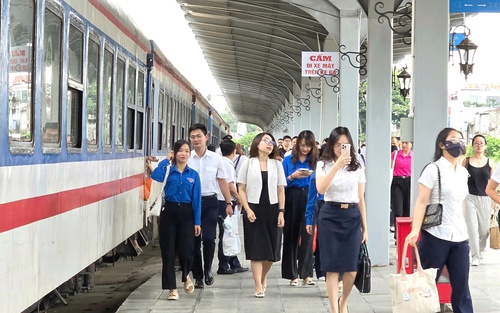 Đường sắt vận hành đoàn tàu riêng đưa đón y, bác sĩ đến cơ sở 2 Bệnh viện Bạch Mai