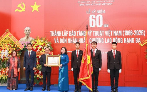 Phó Chủ tịch nước Võ Thị Ánh Xuân trao Huân chương Lao động hạng Ba tặng Bảo tàng Mỹ thuật Việt Nam
