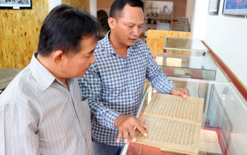 Bảo tồn thư tịch cổ của người Chăm - loại hình tư liệu đặc biệt quý hiếm