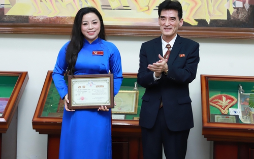 NSƯT Tố Nga giành Cúp Vàng Liên hoan Nghệ thuật Hữu nghị Mùa xuân Tháng Tư ở Triều Tiên