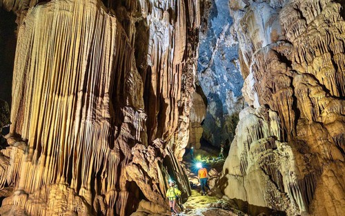 Phát hiện hang động mới với hệ thống thạch nhũ và ngọc động hiếm gặp tại Phong Nha - Kẻ Bàng