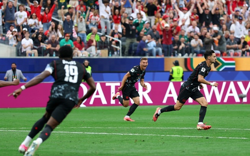 Bùng nổ phút bù giờ, Canada thắng tối thiểu Nam Phi để giành vé vào vòng 16 đội World Cup 2026