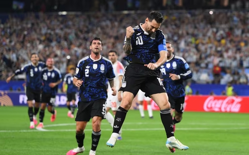 Messi lập kỷ lục ghi bàn 7 trận liên tiếp ở World Cup, Argentina toàn thắng vòng bảng