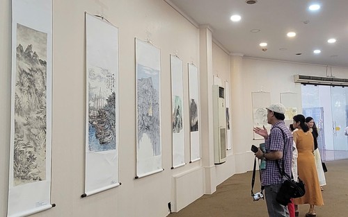 Khai mạc triển lãm lưu động các nước ASEAN tại Hà Nội