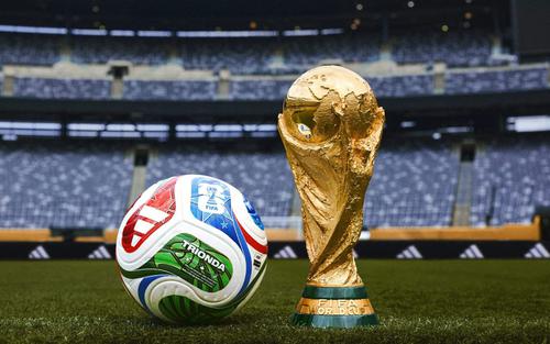Thơ World Cup: Tình yêu bóng đá lạ kỳ