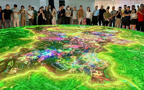 Đông đảo người dân tham quan Triển lãm quy hoạch Hà Nội tầm nhìn 100 năm